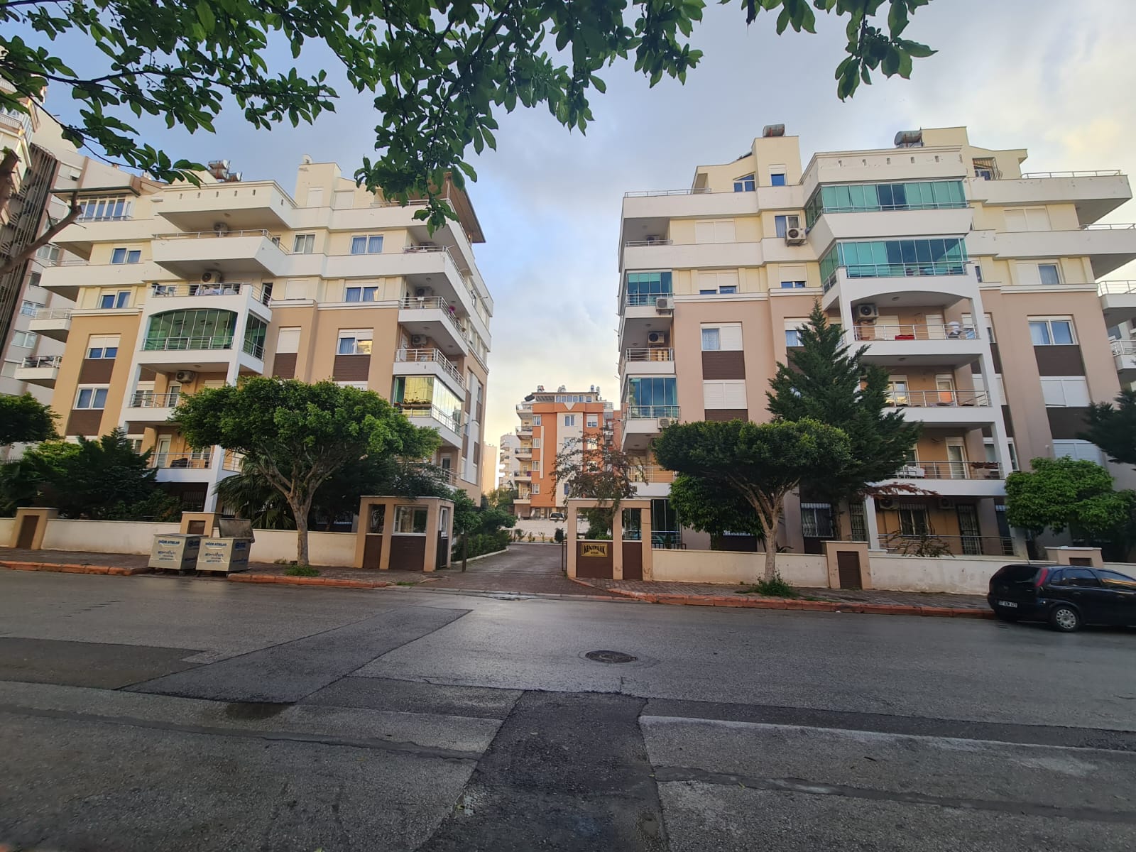 ANTALYA KONYALTI ÖĞRETMENLER EVİ MAHALESİNDE HAVUZLU SİTE İÇİNDE SATILIK DUBLEKS DAİRE