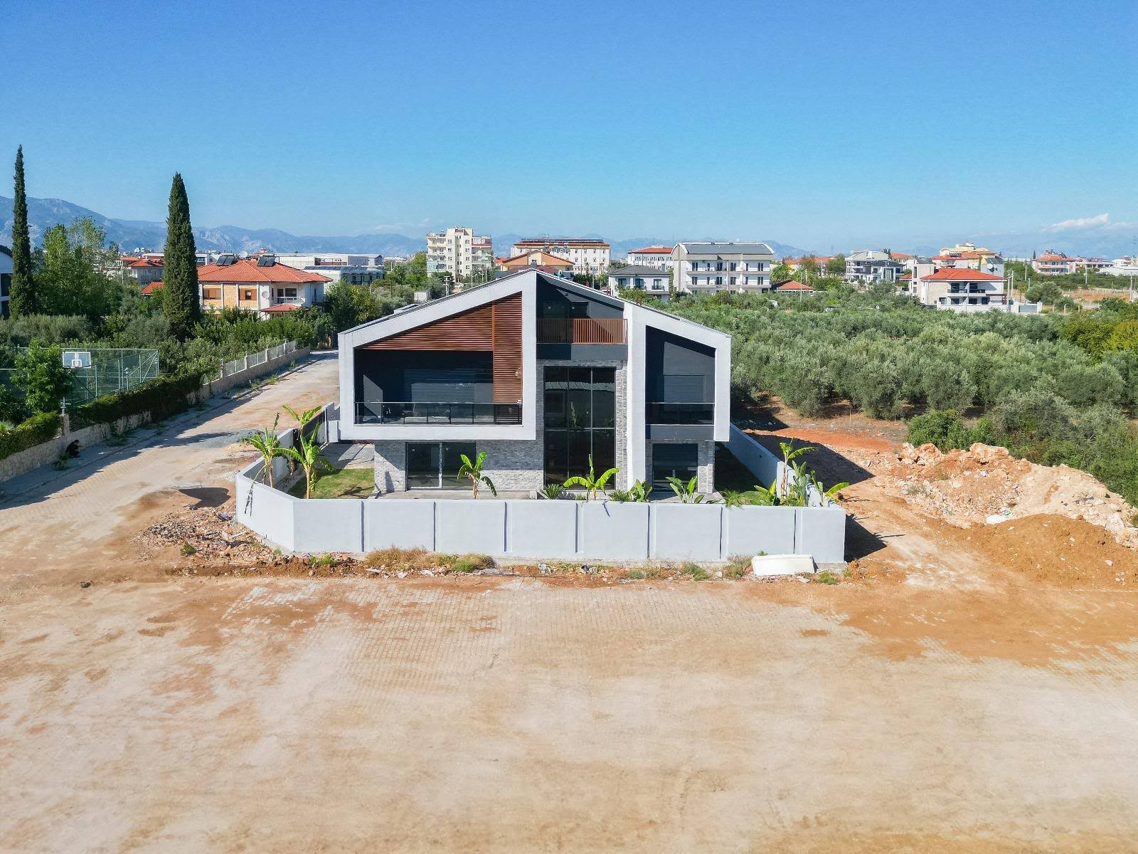 Трехэтажная вилла 5+1 с частным бассейном в Antalya Döşemealtı Yeşilbayır