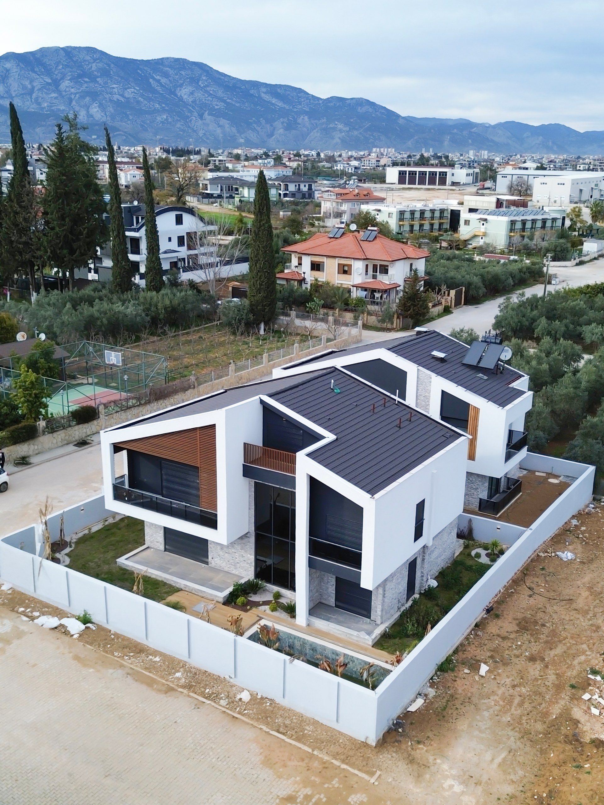 Трехэтажная вилла 5+1 с частным бассейном в Antalya Döşemealtı Yeşilbayır