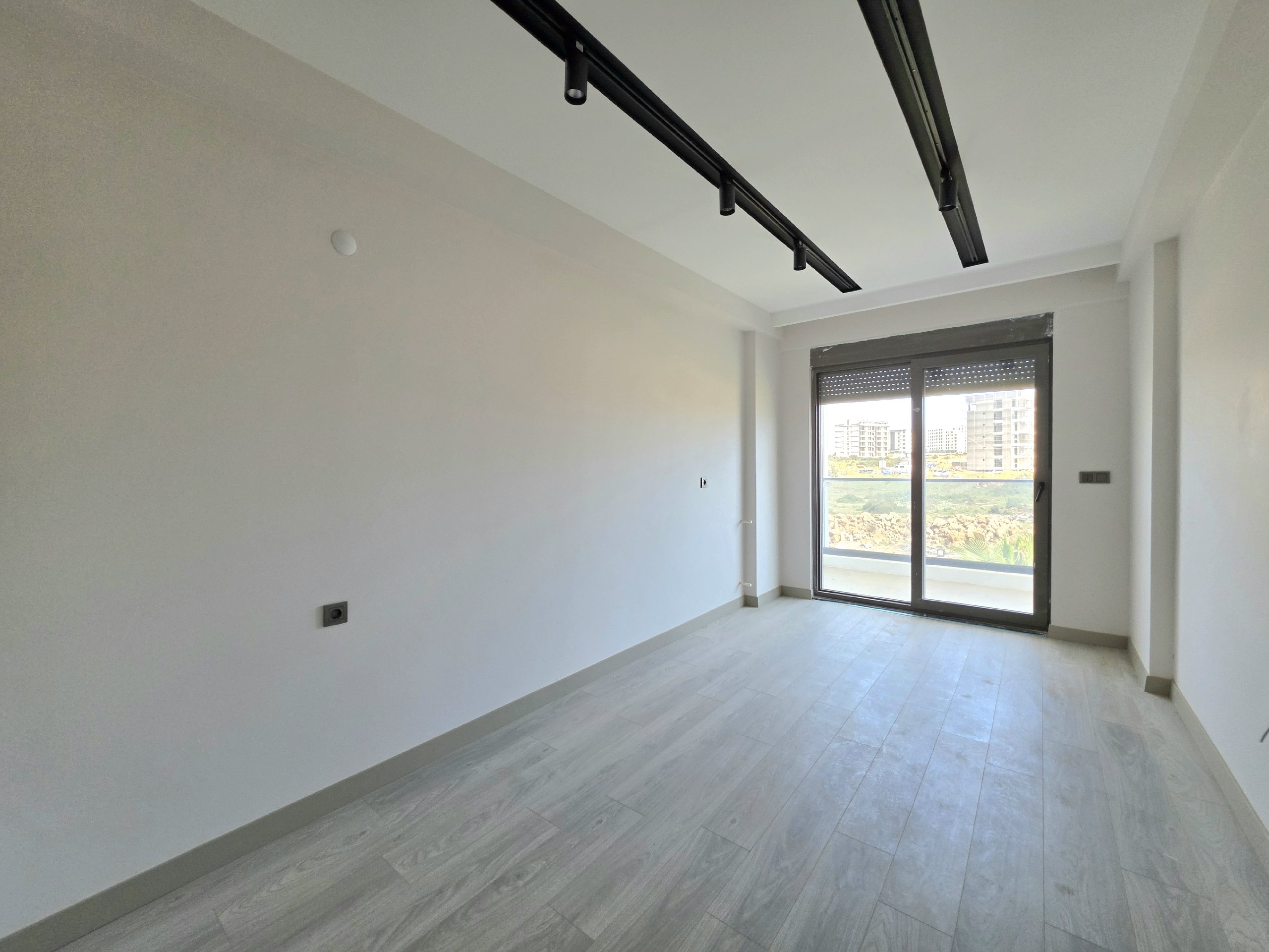 Ground floor 2+1 apartment for sale in a residential complex with closed parking and pool in Antalya